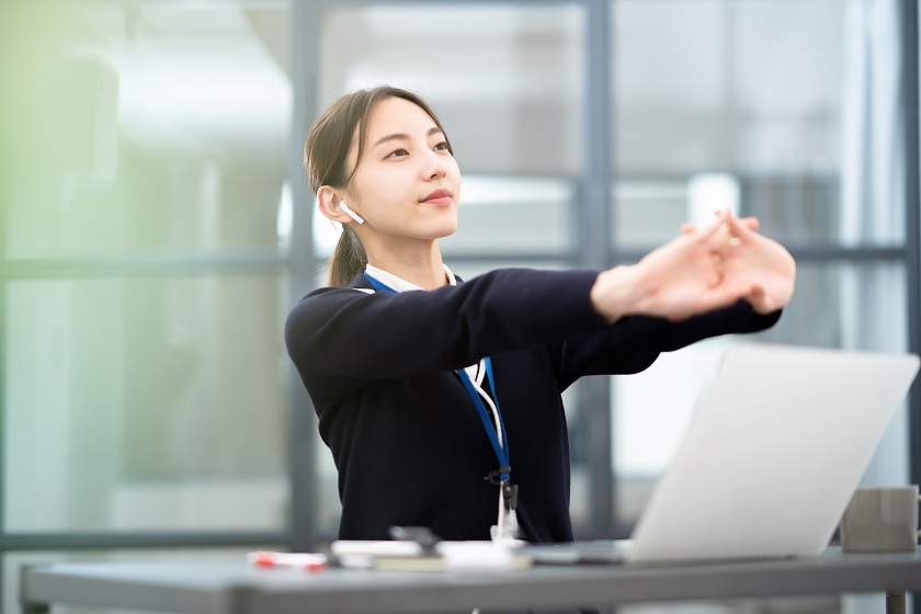 デスクワークで疲れた様子の女性