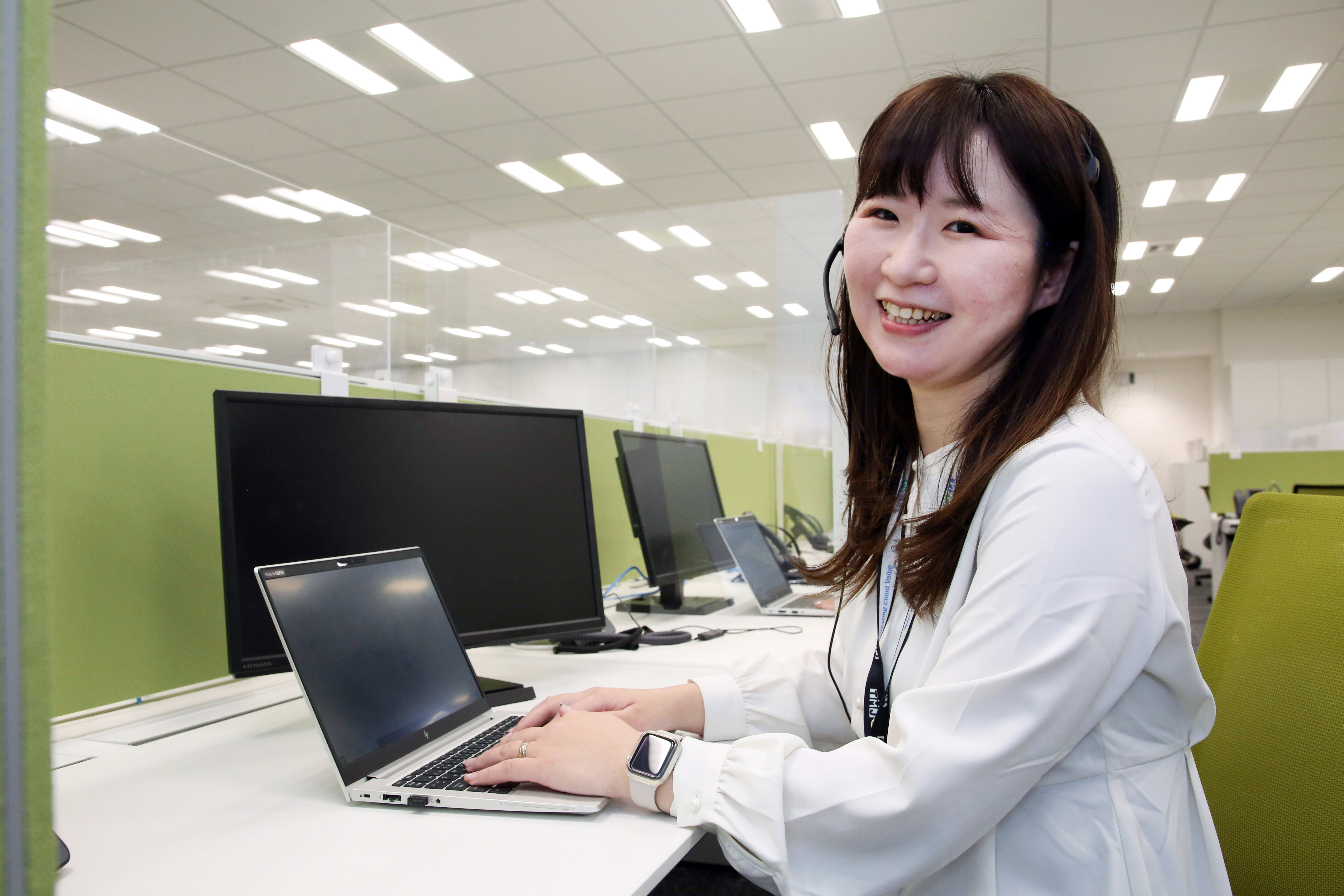 【月収20万以上可】平日休みあり◎未経験のフリーター・主婦(夫)活躍中★髪色・ネイル自由★問い合わせ事務