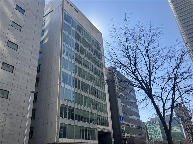 地下歩道2番・3番出口より徒歩スグ！ 雨や紫外線の強い日の通勤もラクラク♪