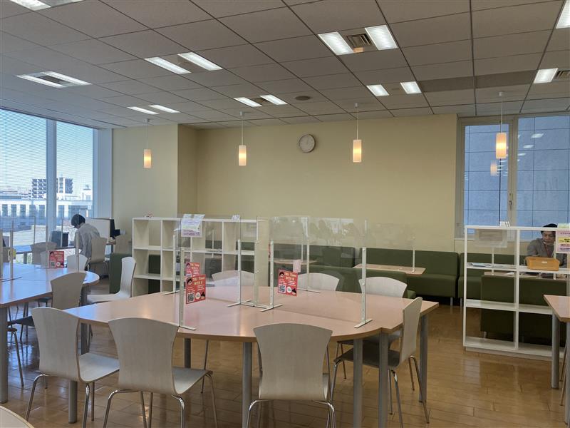 広々としたキレイな休憩室で休み時間も快適◎