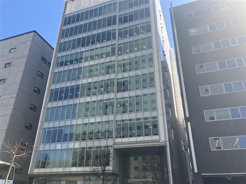 地下歩道2番・3番出口から徒歩10秒！　 紫外線の強い真夏の通勤も安心です♪